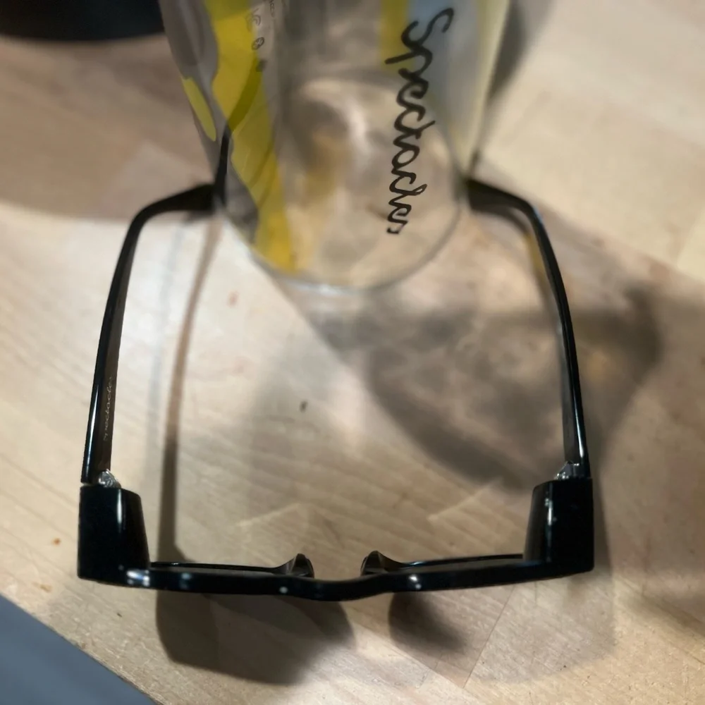 Spectacles Snapchat v1 black camera sunglasses with charging cable, case, wipe